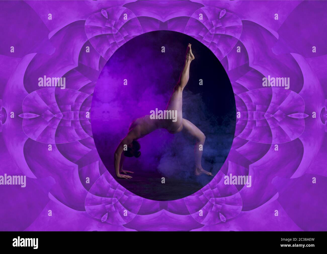 Sensuale yoga posa in viola. Foto Stock