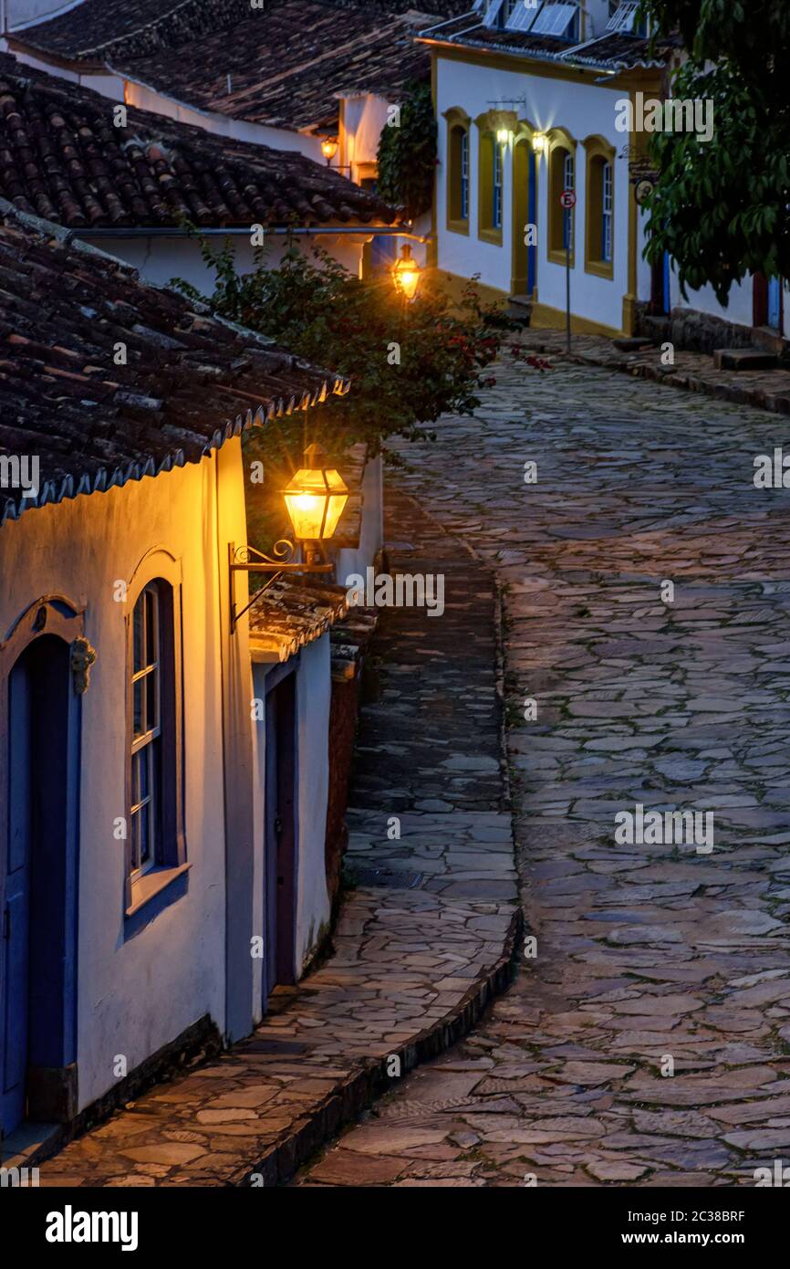Strade della città vecchia e storica di Tiradentes con luci lanterne Foto Stock