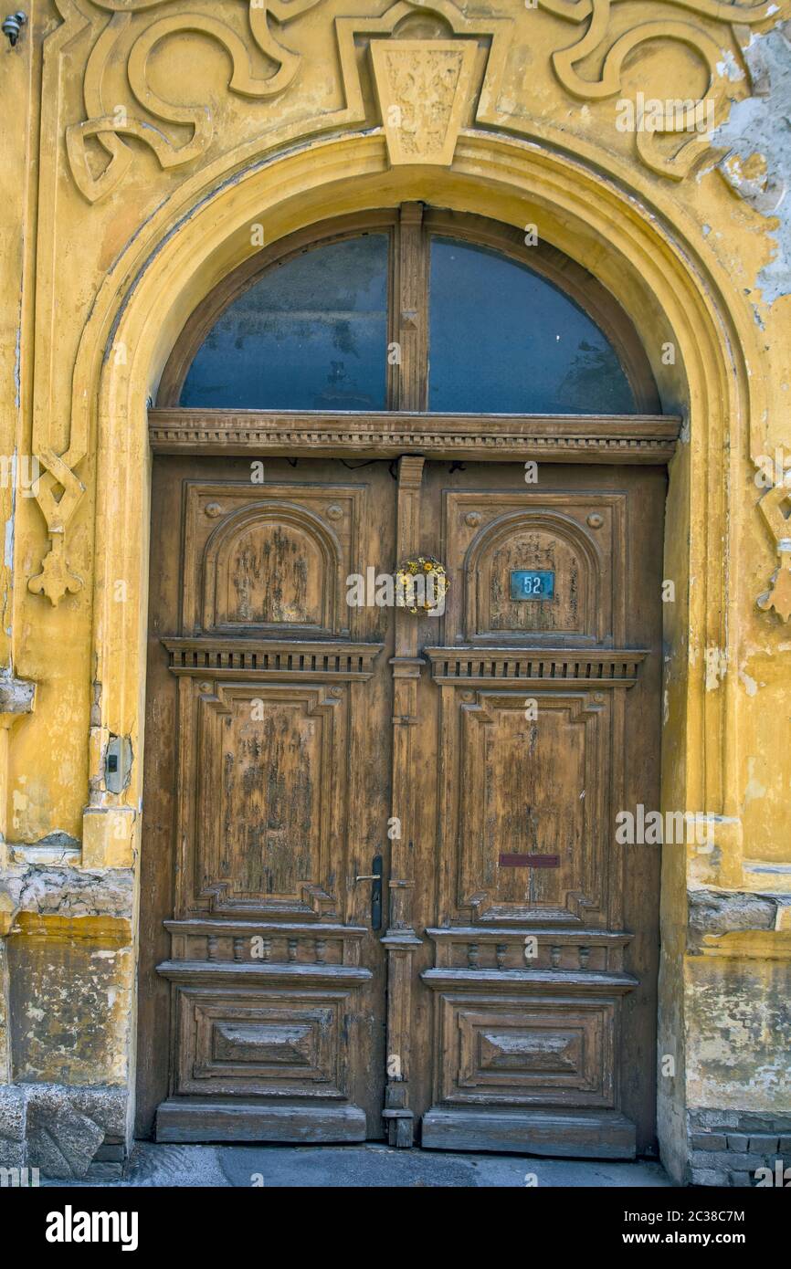 Bella grande e vecchia porta di legno nella vecchia strada della città conservata. Foto Stock