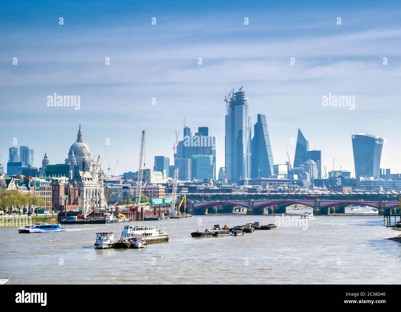 Una vista lungo il Tamigi in una giornata di sole a Londra, Regno Unito Foto Stock