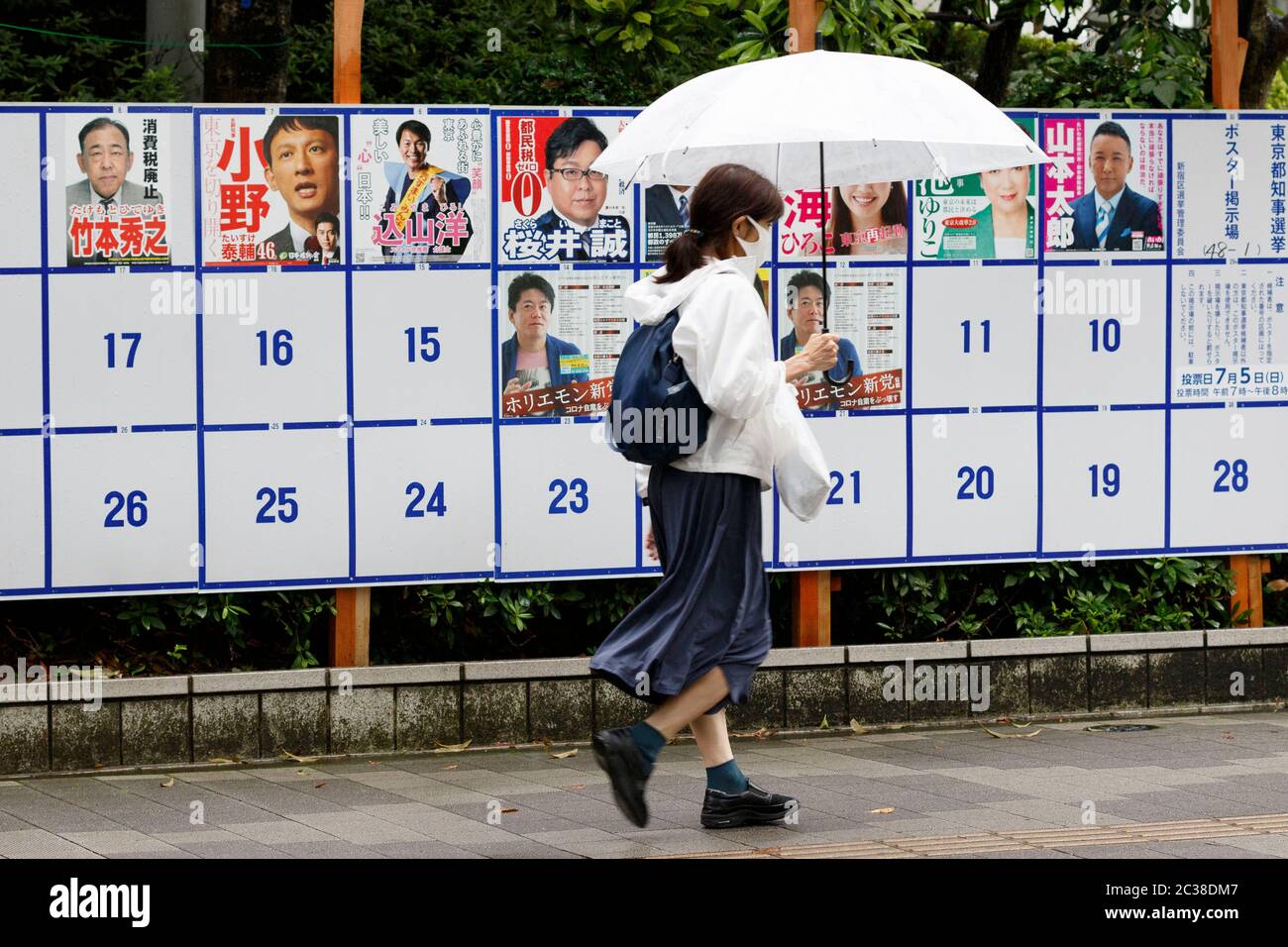 Una donna passa accanto a un poster board eretto con i poster dei candidati per la prossima elezione gubernatorial di Tokyo vicino al Tokyo Metropolitan Government Building il 19 giugno 2020, Tokyo, Giappone. Il periodo della campagna è stato ufficialmente inaugurato giovedì 18 giugno e si terrà il 5 luglio. Credit: Rondrigo Reyes Marin/AFLO/Alamy Live News Foto Stock