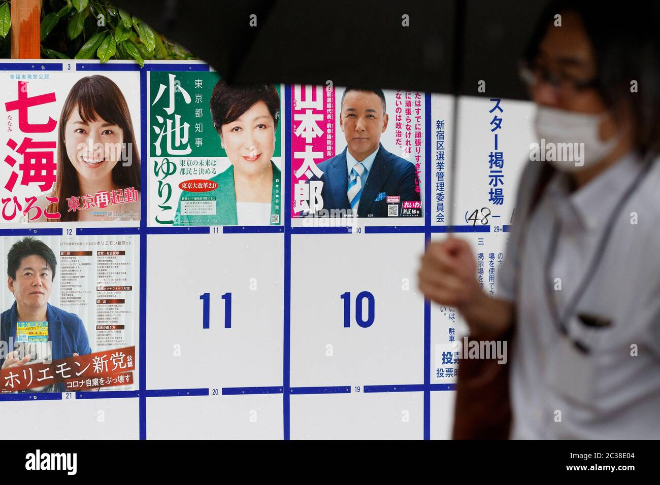 Un uomo passa davanti a un poster board eretto con i poster dei candidati per la prossima elezione gubernatorial di Tokyo vicino al Tokyo Metropolitan Government Building il 19 giugno 2020, Tokyo, Giappone. Il periodo della campagna è stato ufficialmente inaugurato giovedì 18 giugno e si terrà il 5 luglio. Credit: Rondrigo Reyes Marin/AFLO/Alamy Live News Foto Stock