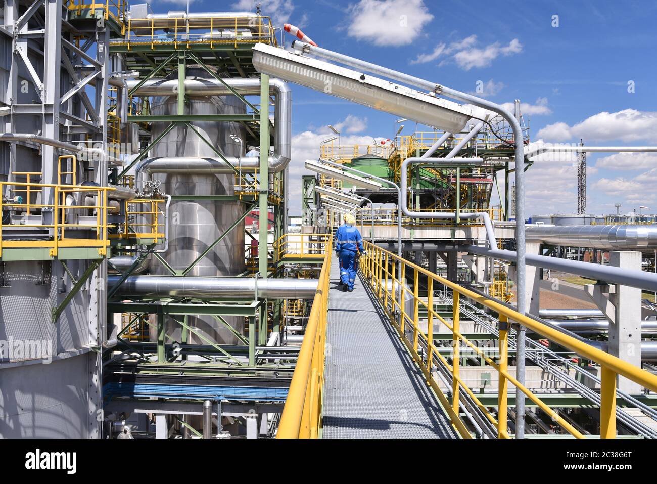 lavoratori in un impianto industriale per la produzione e la lavorazione del greggio Foto Stock