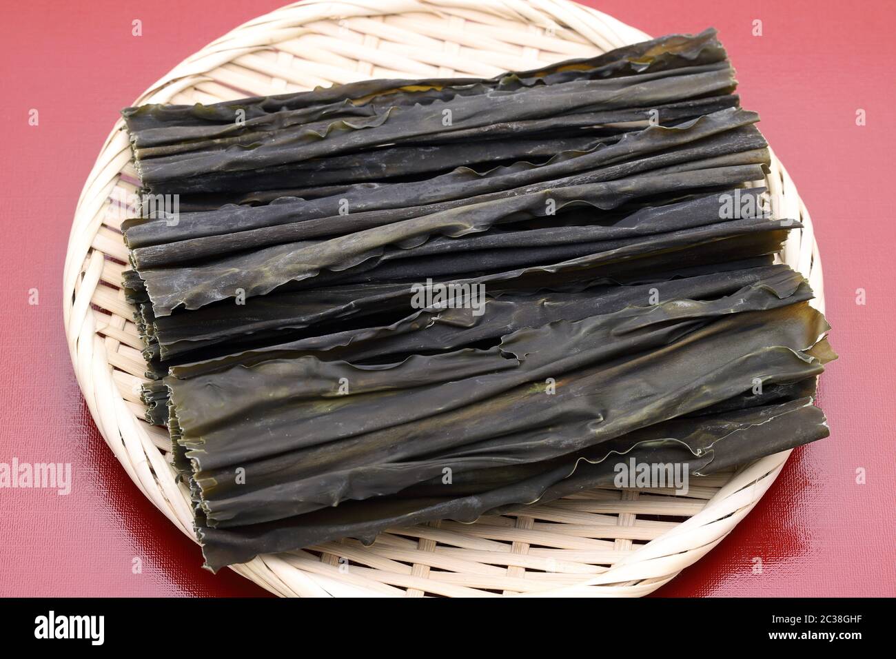 Il cibo giapponese konbu kelp in un cestello di bambù Foto Stock