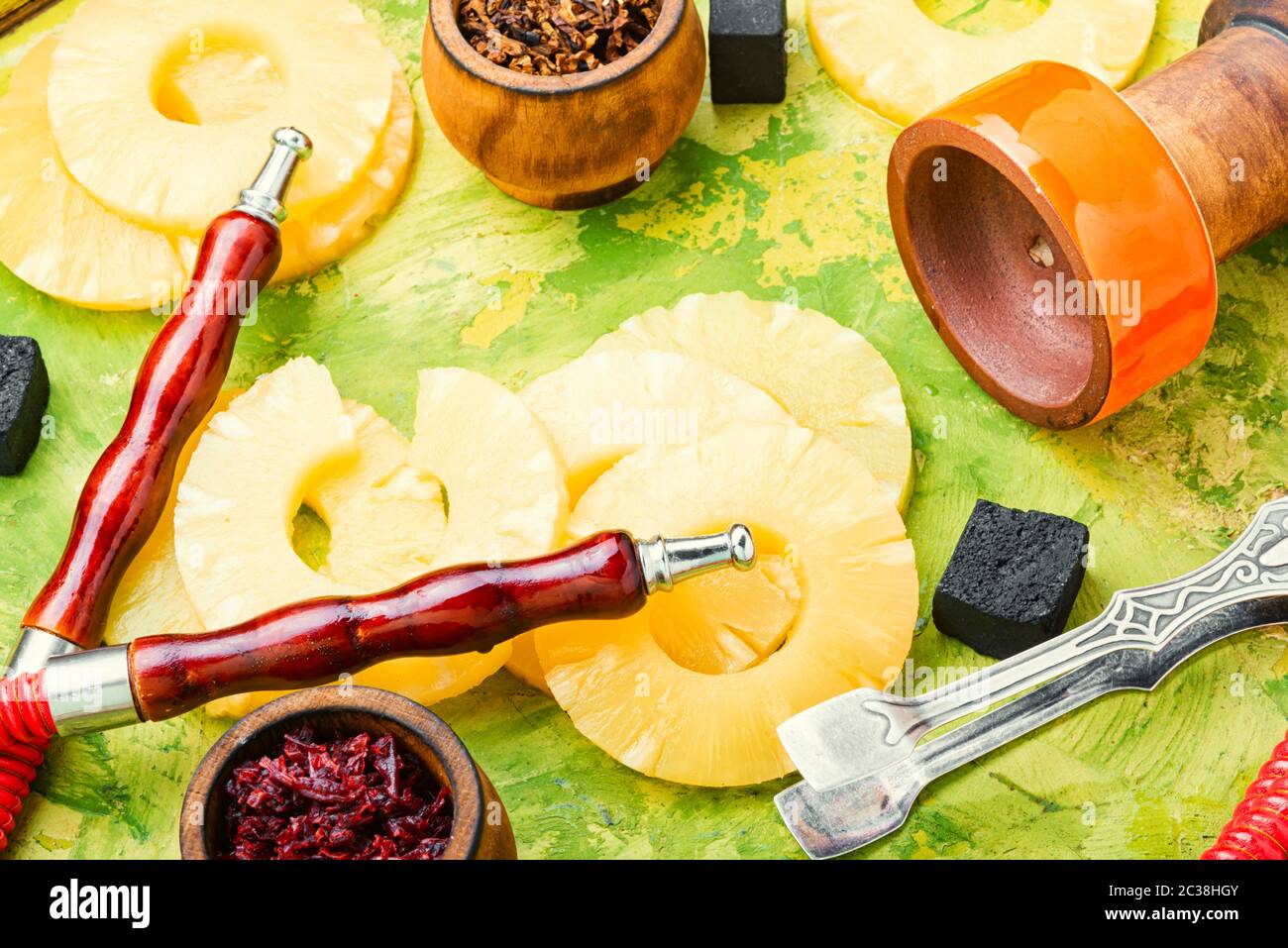 Arabian fumare shisha. Hookah tabacco con aroma di ananas.Ananas narghilè. Foto Stock