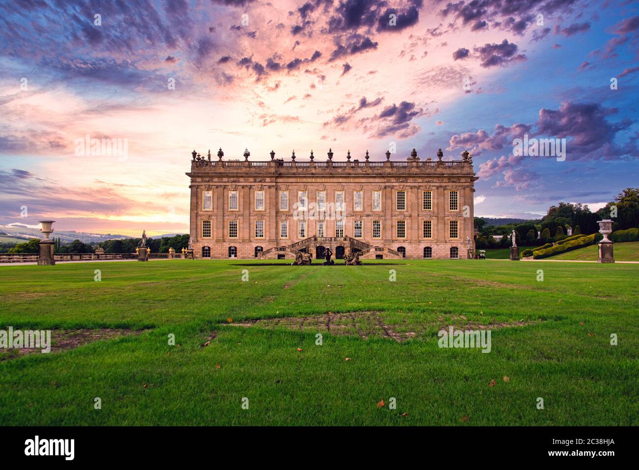Chatsworth House - e in inglese mansion. Chatsworth è a casa per il Duca e la Duchessa di Devonshire, ed è stata tramandata attraverso 16 generazioni di t Foto Stock