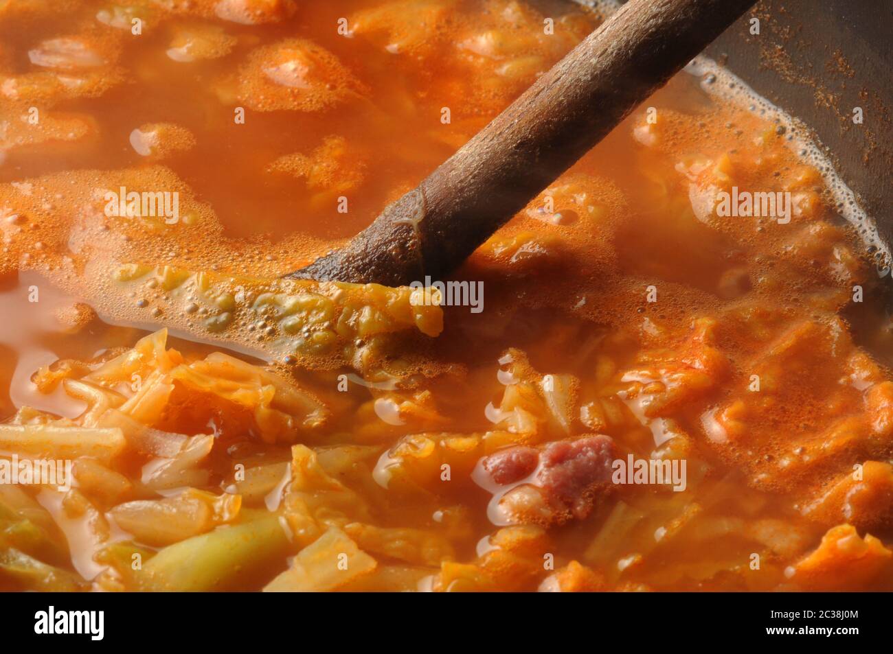 Zuppa di cavolo sabaudo con fagioli e pancetta Foto Stock
