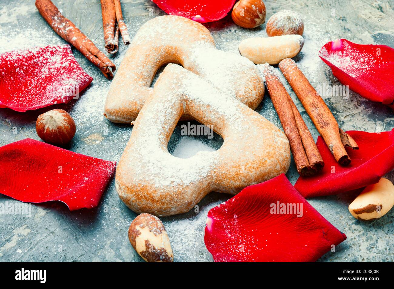 Cottura in forno a forma di cuore i cookie per il giorno di san valentino Foto Stock