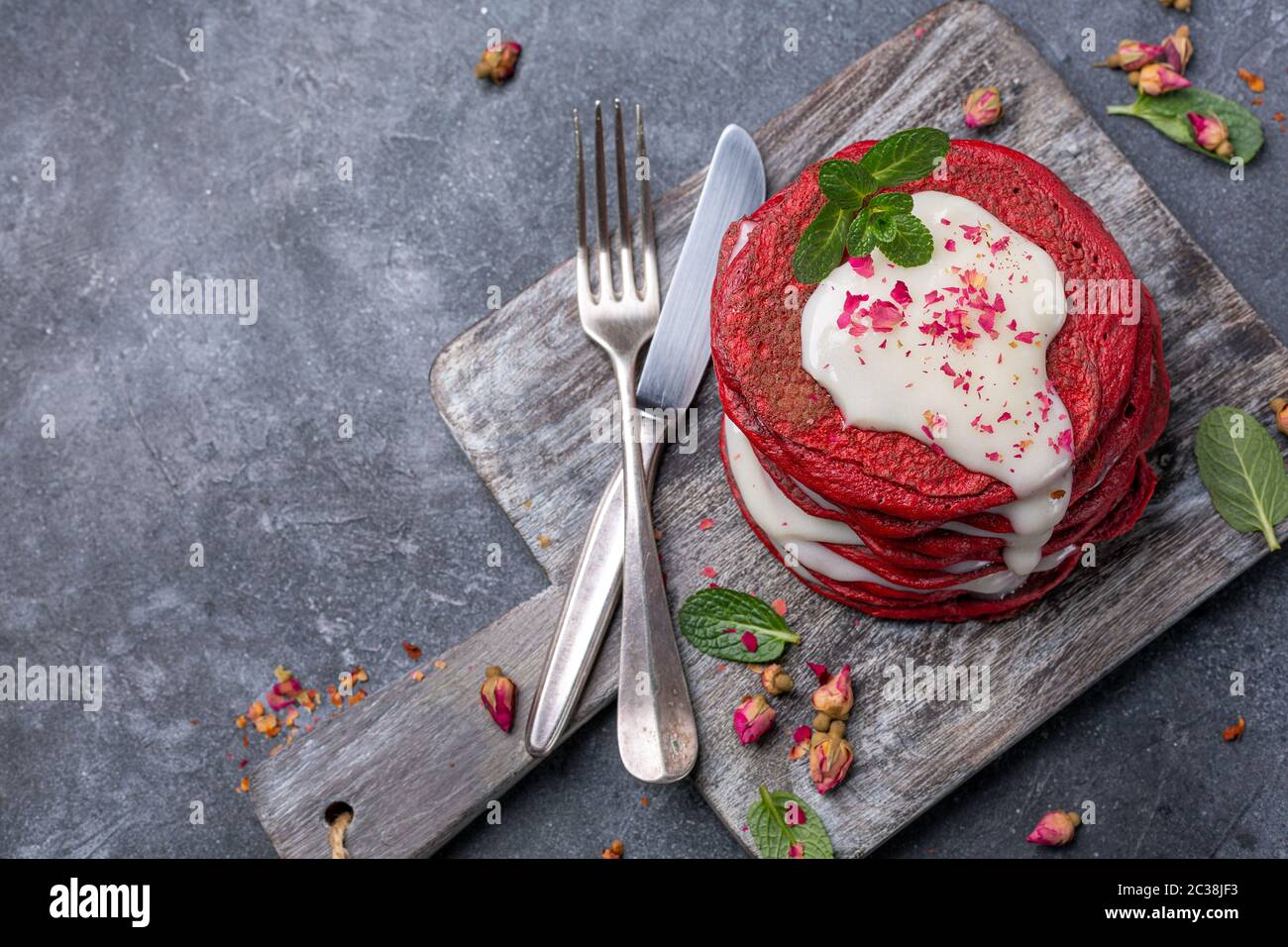 Frittelle di velluto rosso con salsa al formaggio cremoso. Foto Stock