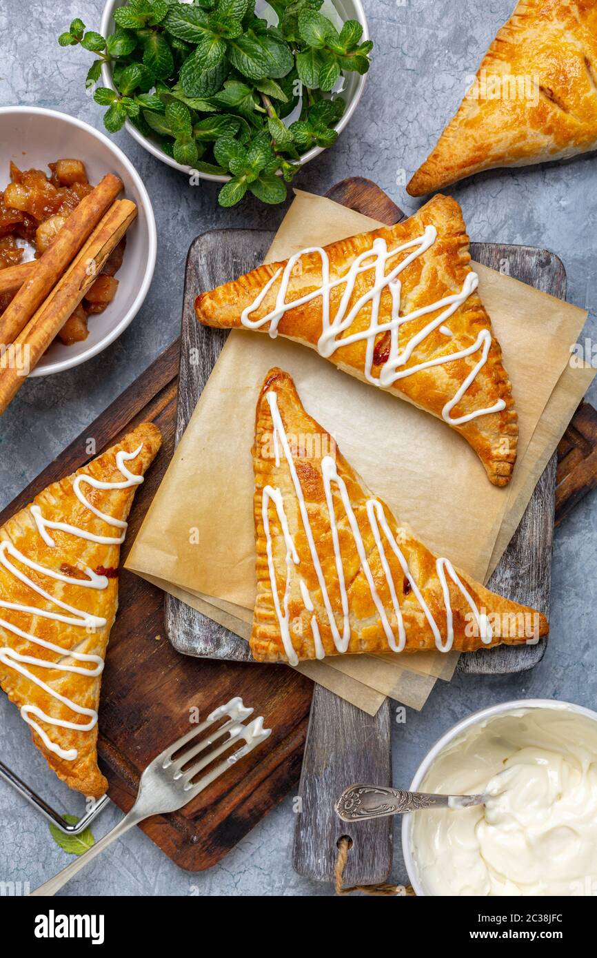 Tortore di mele con crema di formaggio di cottage. Foto Stock