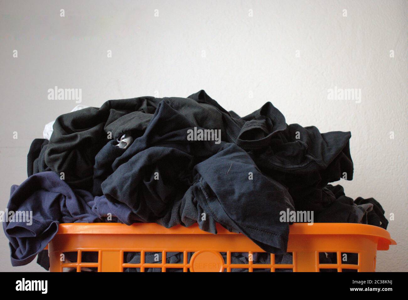 Camicie sporche in un cestino Foto Stock