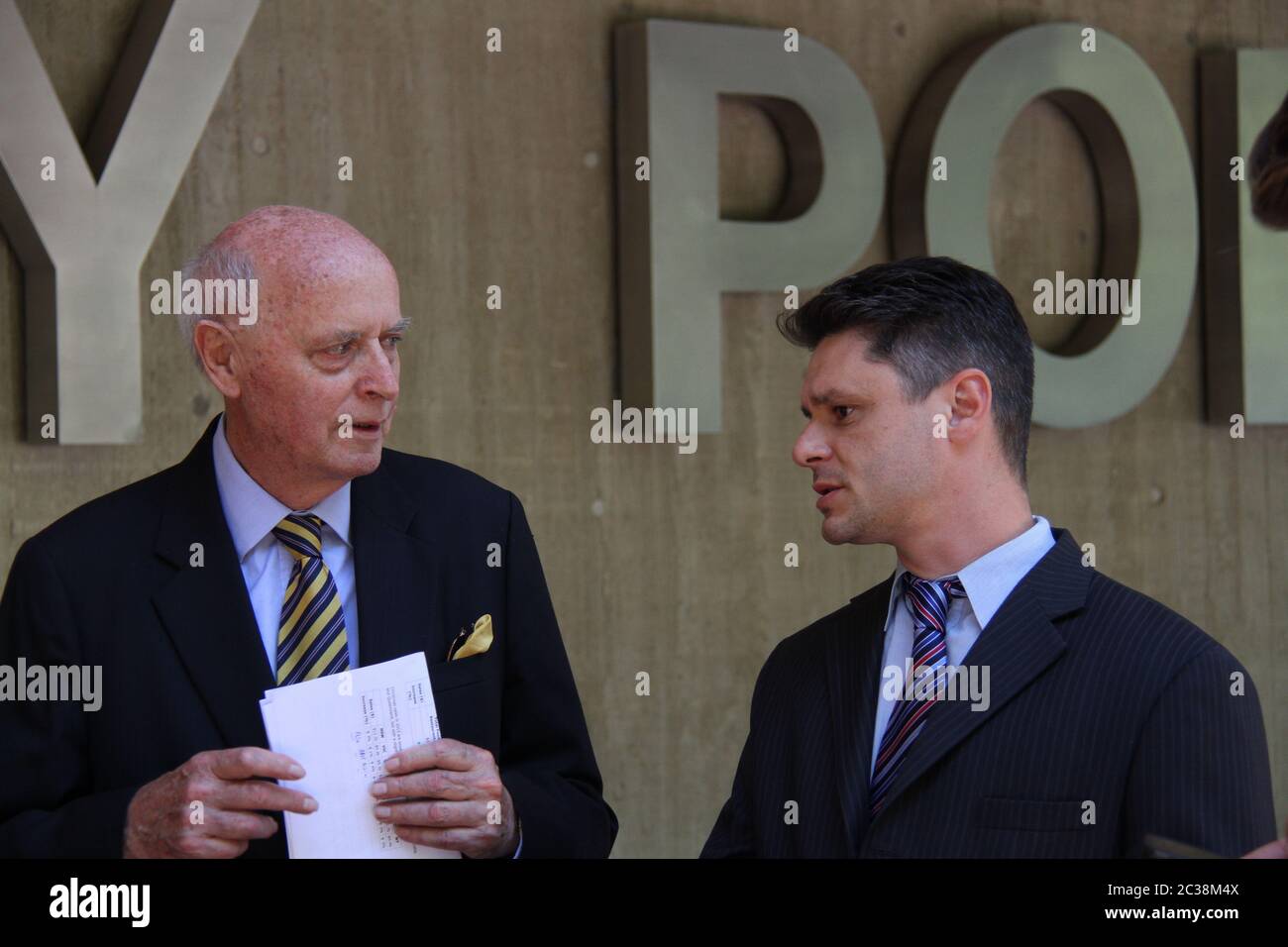 L'ispettore di azione detective Matt Crematy, il comandante della squadra di applicazione della regione di Redfern e Michael Lonie, direttore di stato del NSW, l'Asso di vendita al dettaglio nazionale Foto Stock