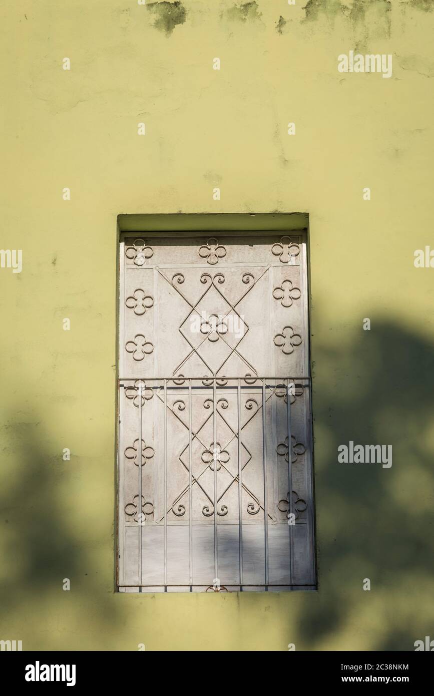 Dettaglio architettonico di una facciata con una finestra con griglia, Valladolid, Yucatan, Messico Foto Stock
