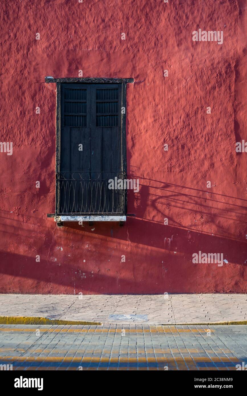 Dettaglio architettonico di una facciata con una finestra, Valladolid, Yucatan, Messico Foto Stock