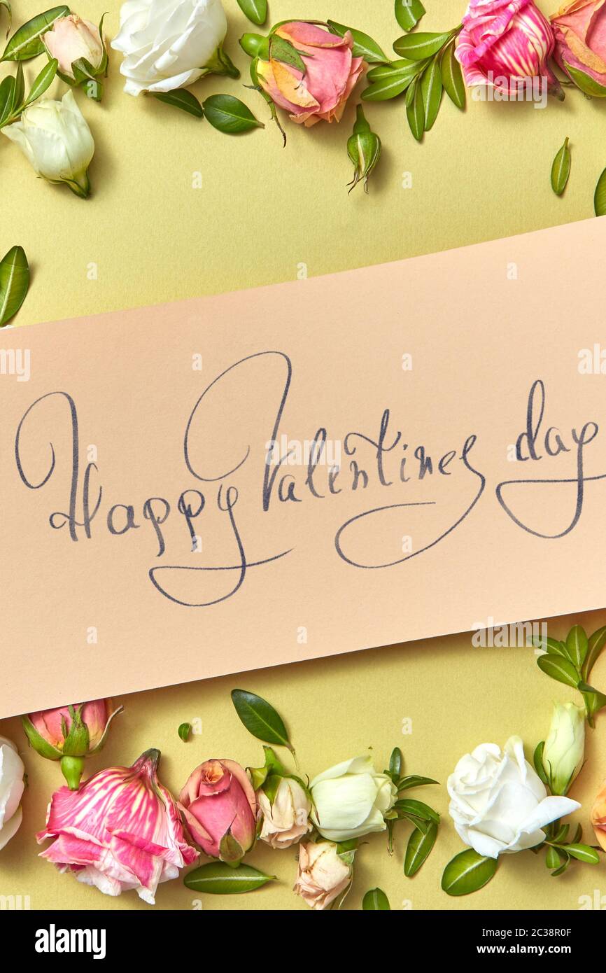 Biglietto di auguri di San Valentino con cornice fiori naturali. Foto Stock