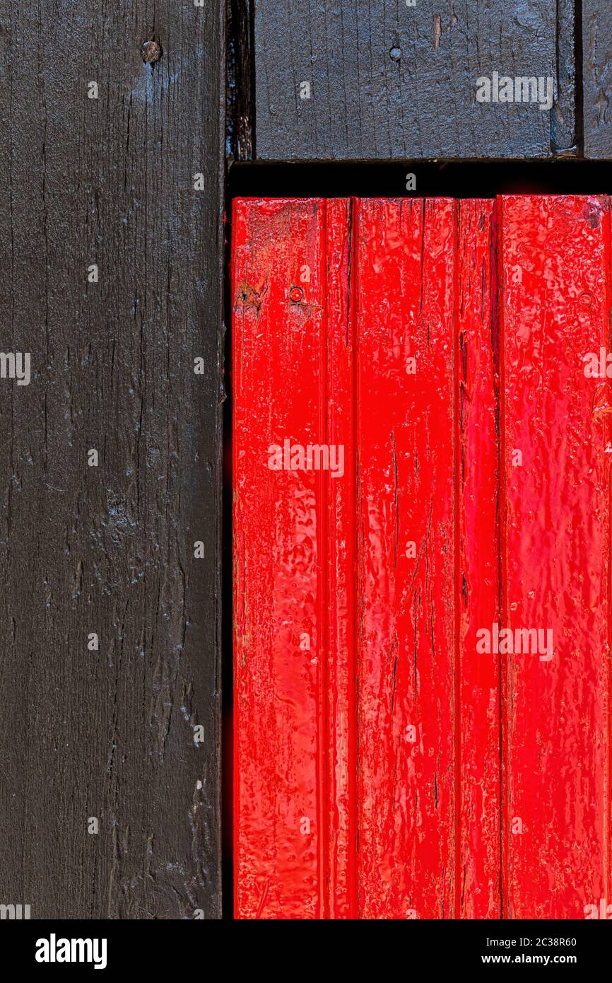 Rosso e nero parete in legno con diversi pattern di colori. Foto Stock