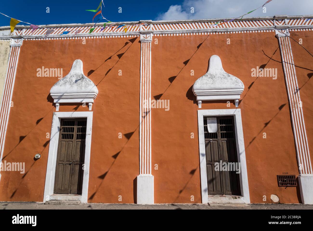 Bella facciata con ombre di Garlands con bandiere triangolari, Via dei Frati, Valladolid, Yucatan, Messico Foto Stock