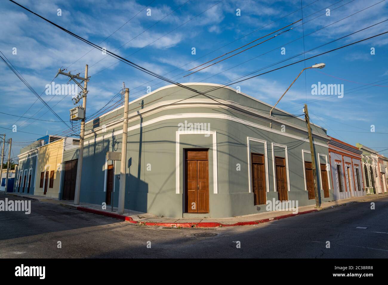 Bella casa d'angolo e strade deserte in un quartiere residenziale, Merida, Messico Foto Stock