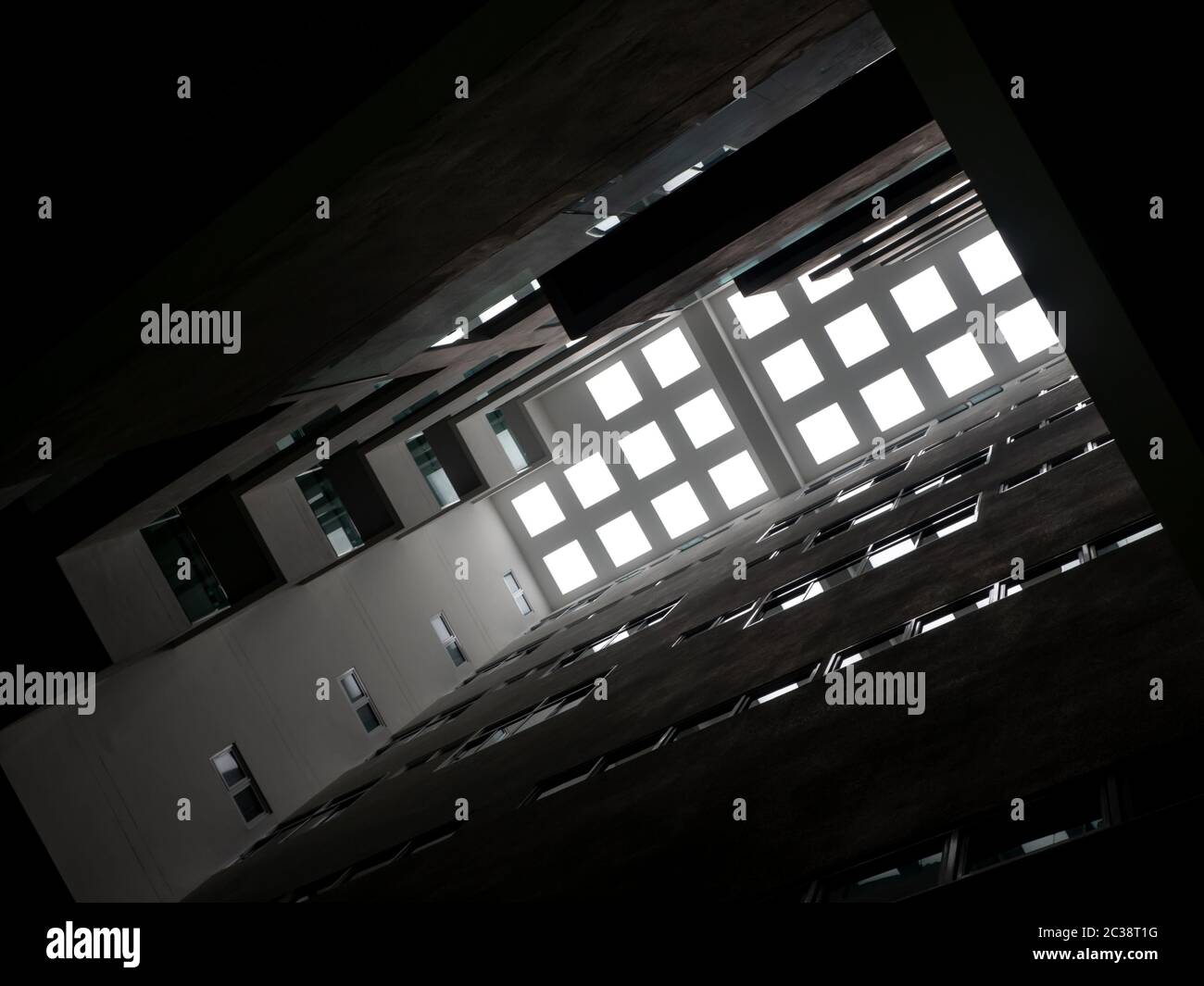 Un basso punto panoramico nella hall, l'alto edificio, che guarda al giorno dal clerestory sulla cima dell'edificio Foto Stock