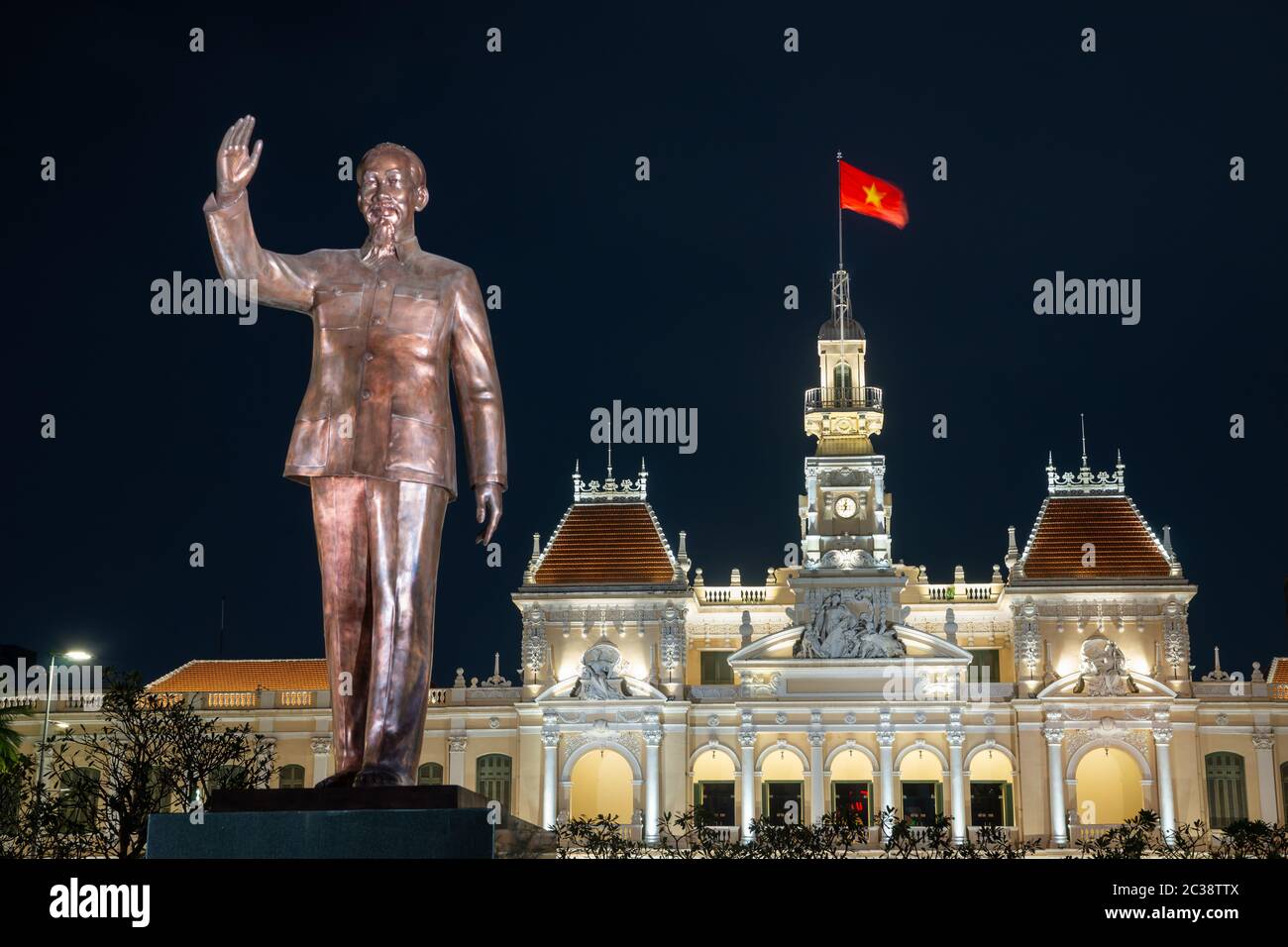 Statua di ho Chi Minh davanti al Comitato popolare di ho Chi Minh City Foto Stock