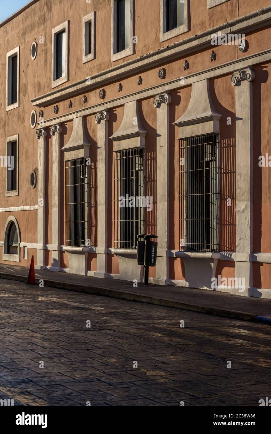 Strada deserta con bella casa coloniale in caldo sole, Merida, Messico Foto Stock