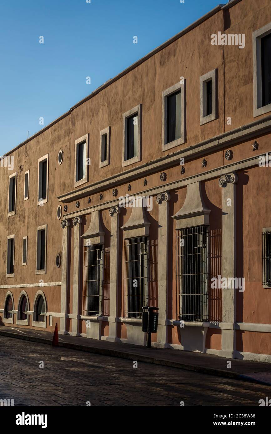 Strada deserta con bella casa coloniale in caldo sole, Merida, Messico Foto Stock