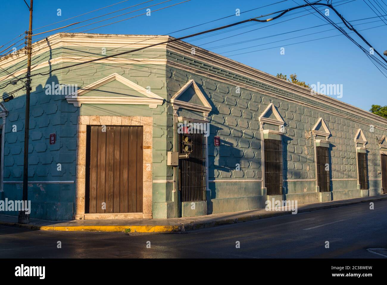 Strada deserta con bella casa coloniale in caldo sole, Merida, Messico Foto Stock