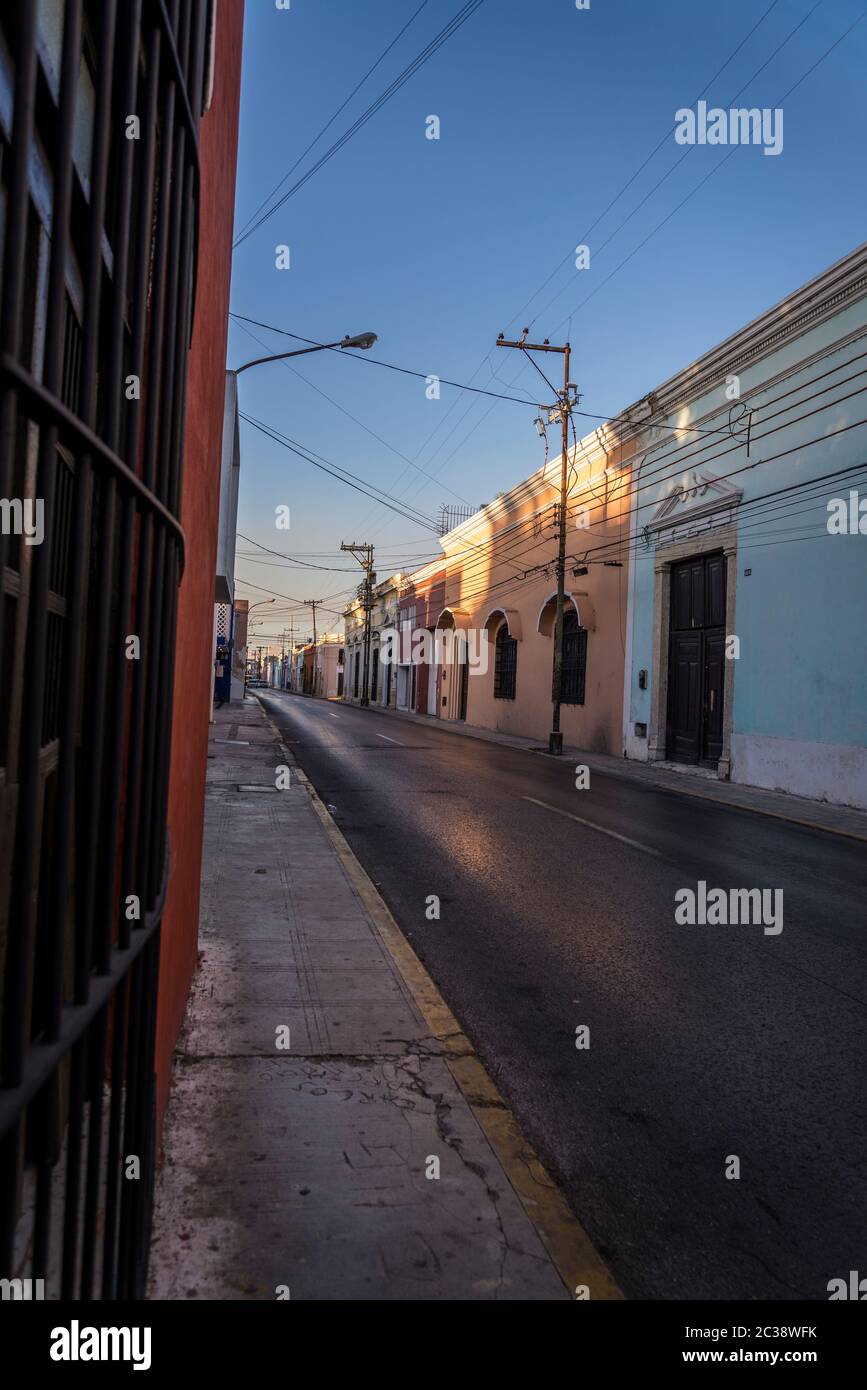 Strada deserta in un quartiere residenziale, Merida, Messico Foto Stock