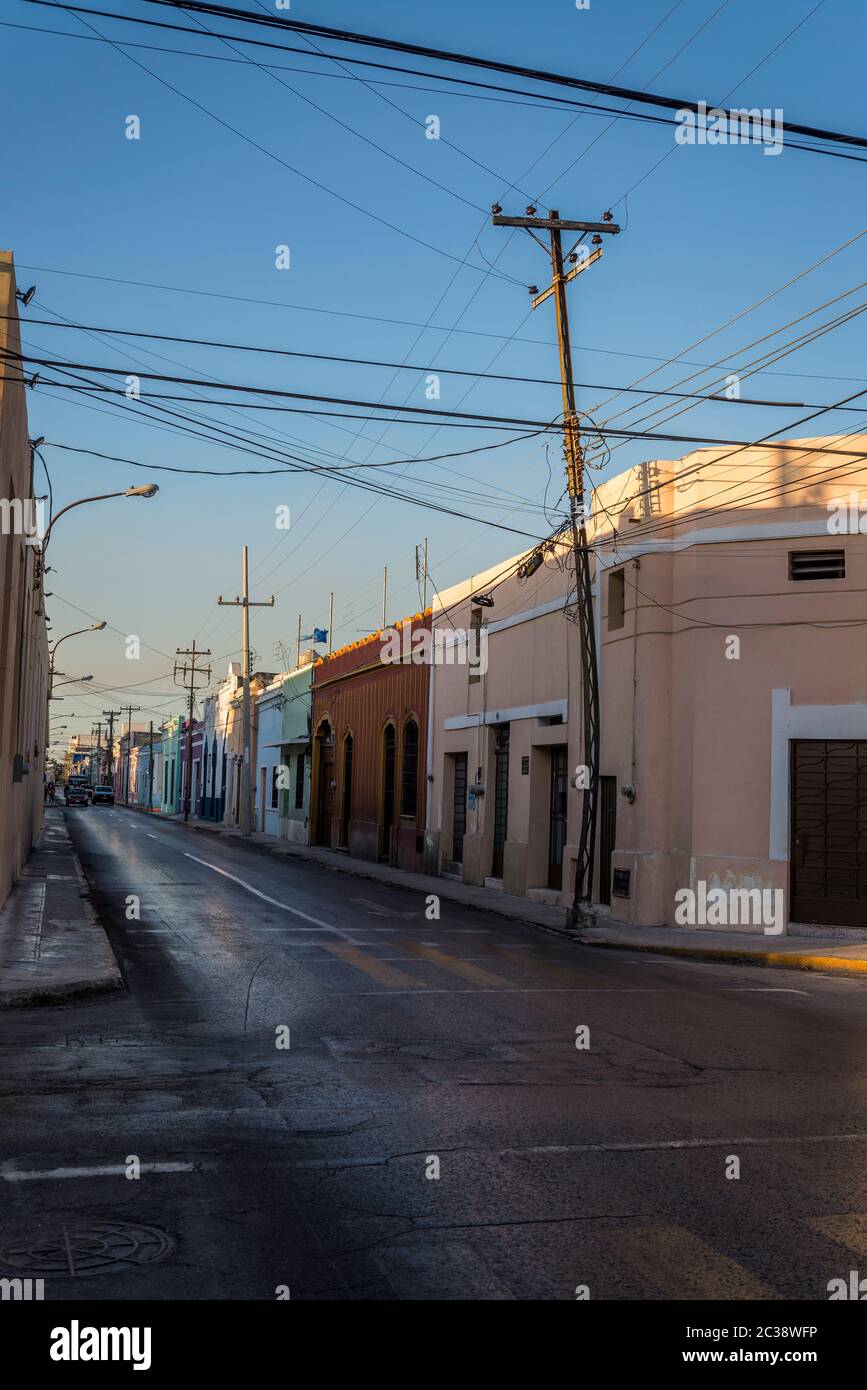 Strada deserta in un quartiere residenziale, Merida, Messico Foto Stock