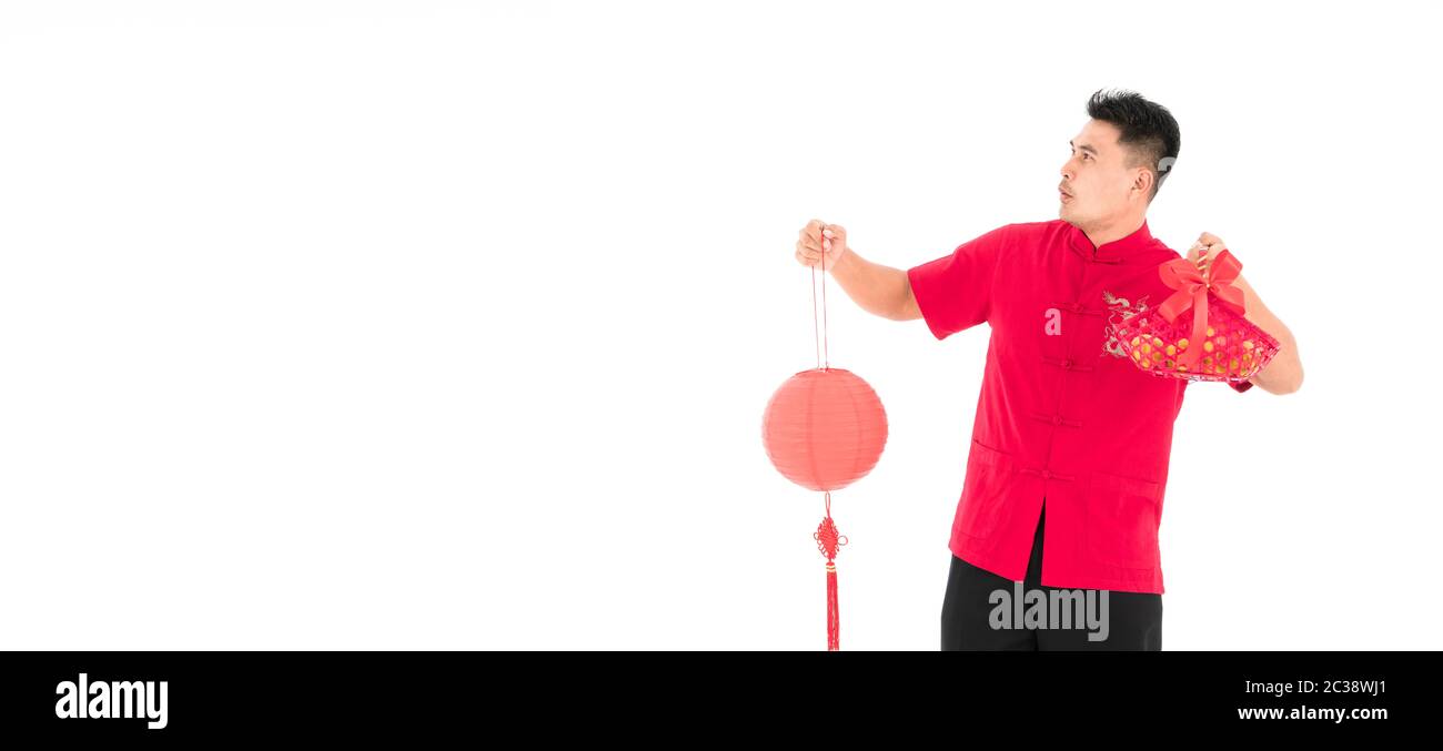 Gli uomini asiatici sorridono felicemente durante la festa cinese di Capodanno. E ci erano regali, arance e lanterne cinesi per salutare e benedire il rel Foto Stock