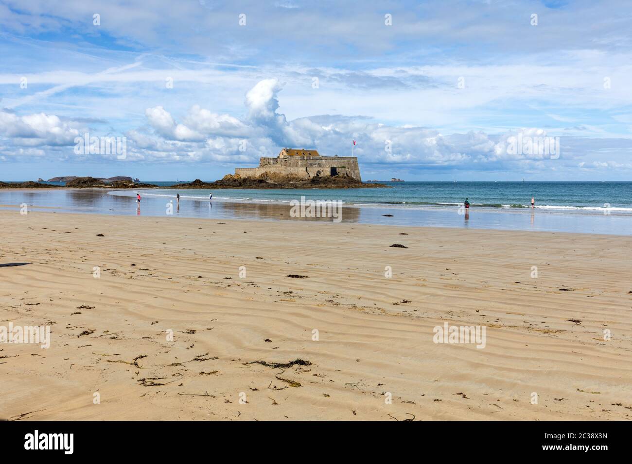 St Malo, Francia - 14 Settembre 2018: vista del Fort National e spiaggia n Saint Malo Brittany, Francia Foto Stock