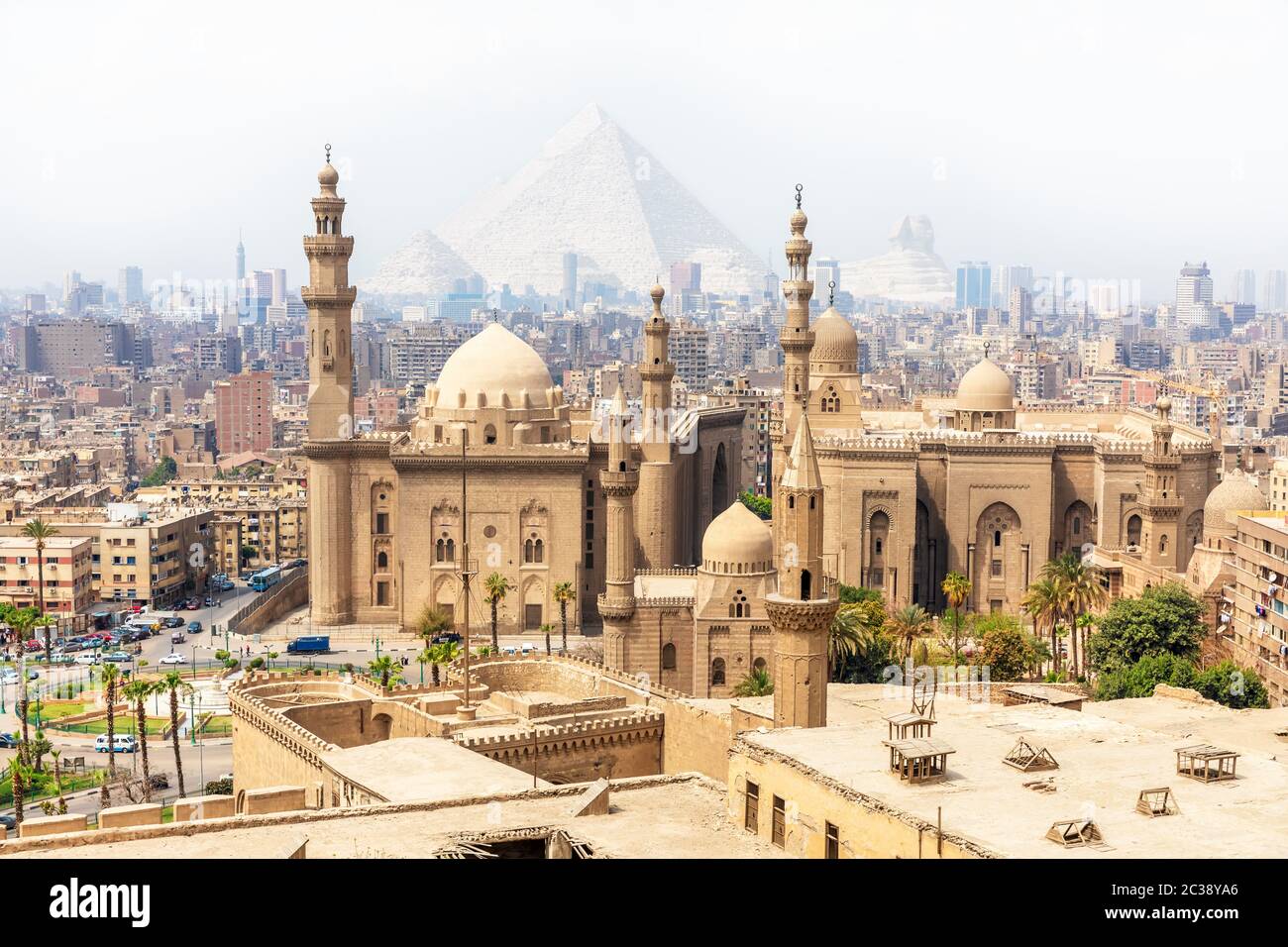 Mosque-Madrassa del sultano Hassan e le Piramidi nella nebbia, Il Cairo, Egitto. Foto Stock