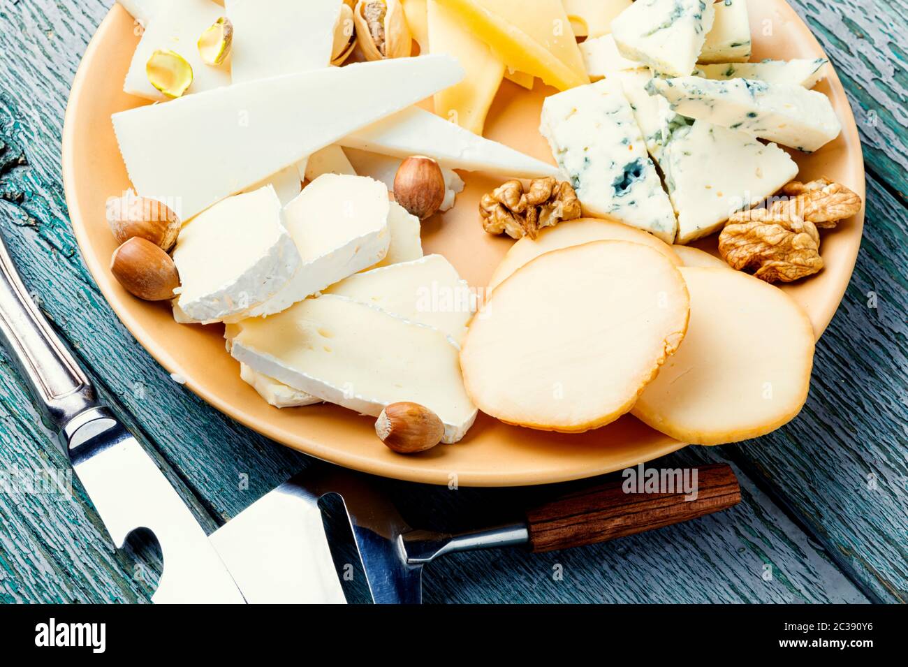 Delizioso formaggio sul tavolo in legno.diversi tipi di formaggi Foto Stock