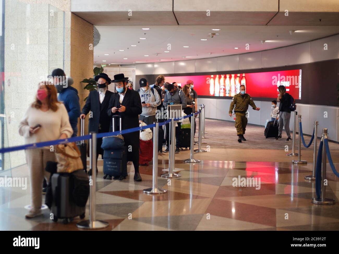 Tel Aviv. 18 Giugno 2020. I passeggeri che indossano maschere arrivano dagli Stati Uniti all'aeroporto internazionale ben Gurion vicino alla città centrale israeliana di Tel Aviv, in mezzo alla pandemia COVID-19 del 18 giugno 2020. Credit: Gil Cohen Magen/Xinhua/Alamy Live News Foto Stock