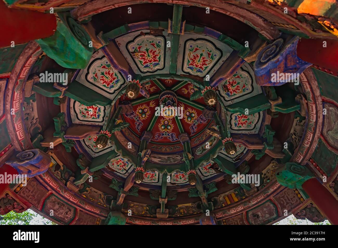 Dipinti colorati sul soffitto di un altare di tempio buddista Foto Stock
