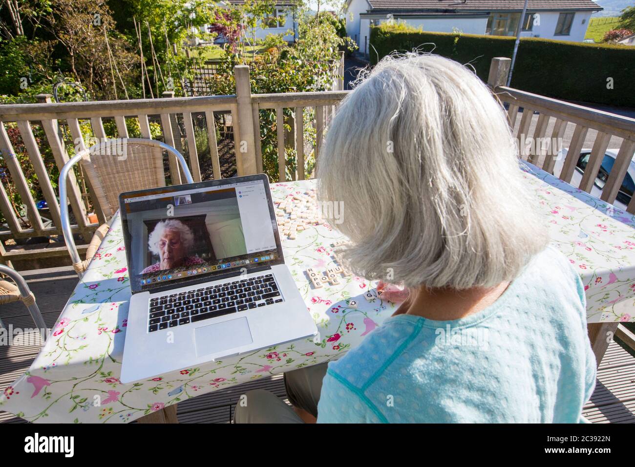 Una madre e una figlia che giocano un gioco tramite l'app Zoom, durante il Lockdown Covid-19, Ambleside, Lake District, UK. Foto Stock