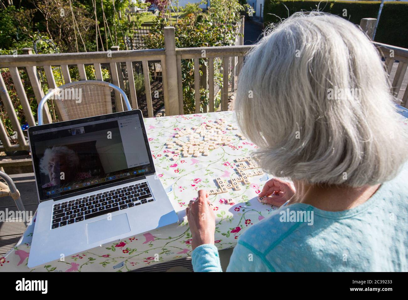 Una madre e una figlia che giocano un gioco tramite l'app Zoom, durante il Lockdown Covid-19, Ambleside, Lake District, UK. Foto Stock