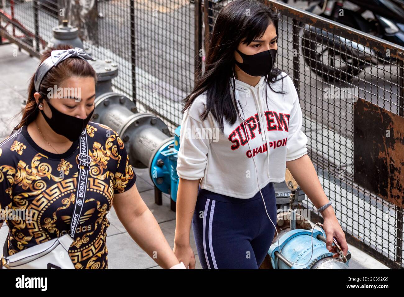 Pedoni con maschera durante la pandemia di Covid 19, Bangkok, Thailandia Foto Stock