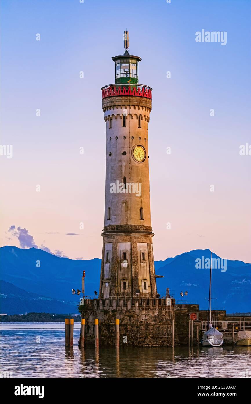 Faro in ingresso del porto di Lindau. La Baviera, Germania Foto Stock