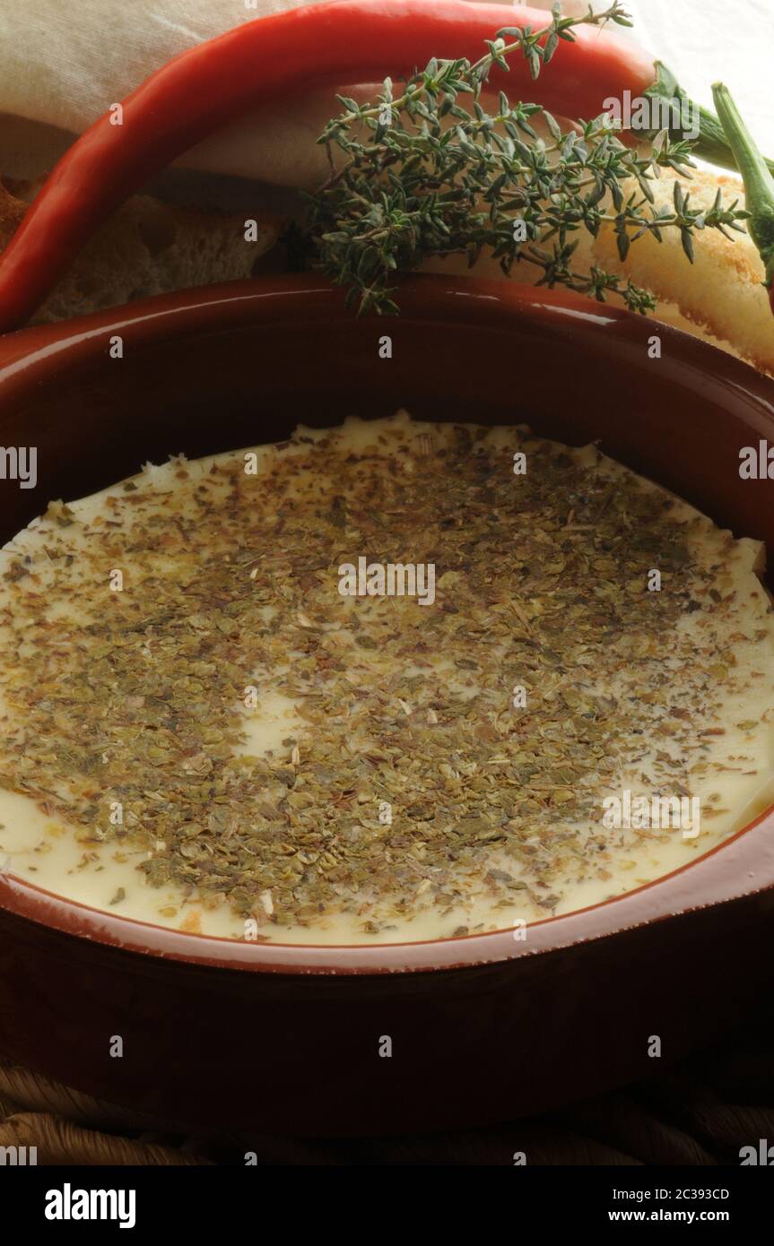 Provolone fuso con origano e peperoncino Foto Stock