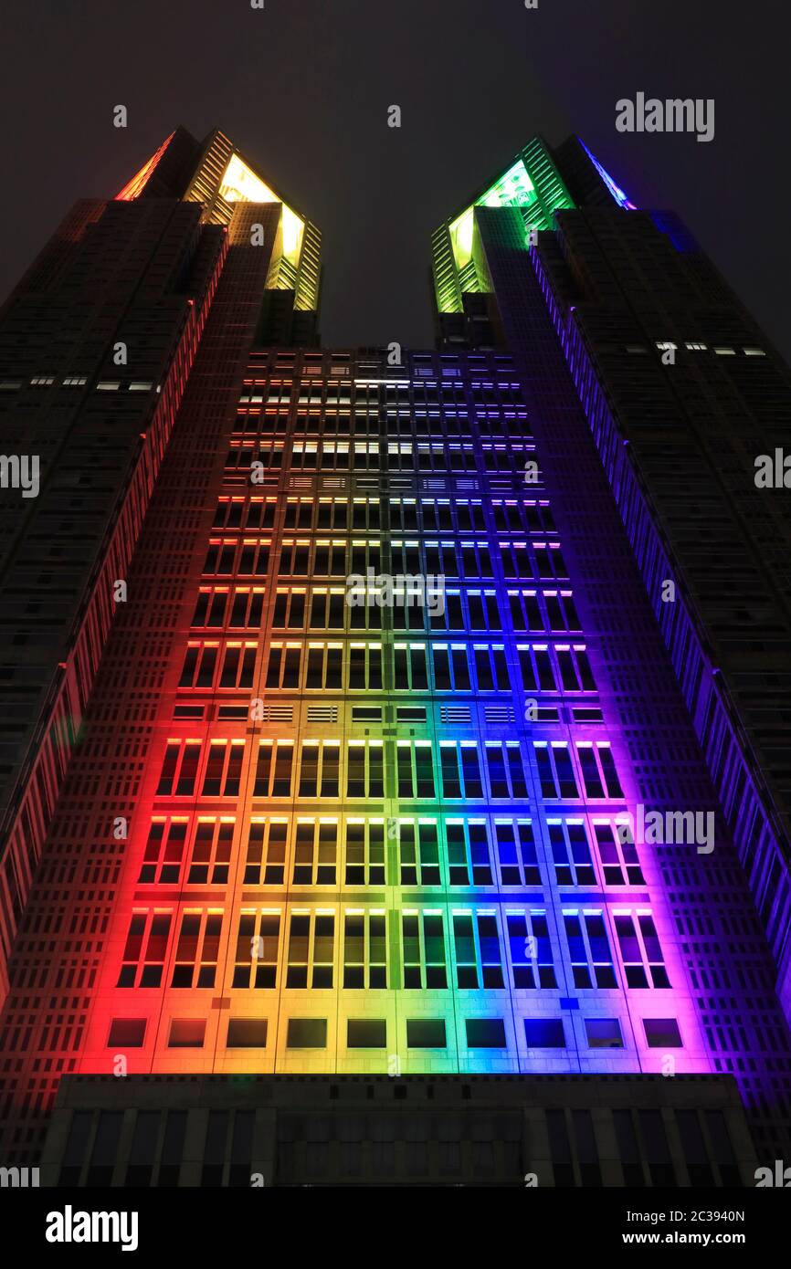 L'edificio governativo metropolitano di Tokyo è illuminato in colori arcobaleno; 14 giugno 2020. È cambiato da rosso a indicare Tokyo Alert. Foto Stock