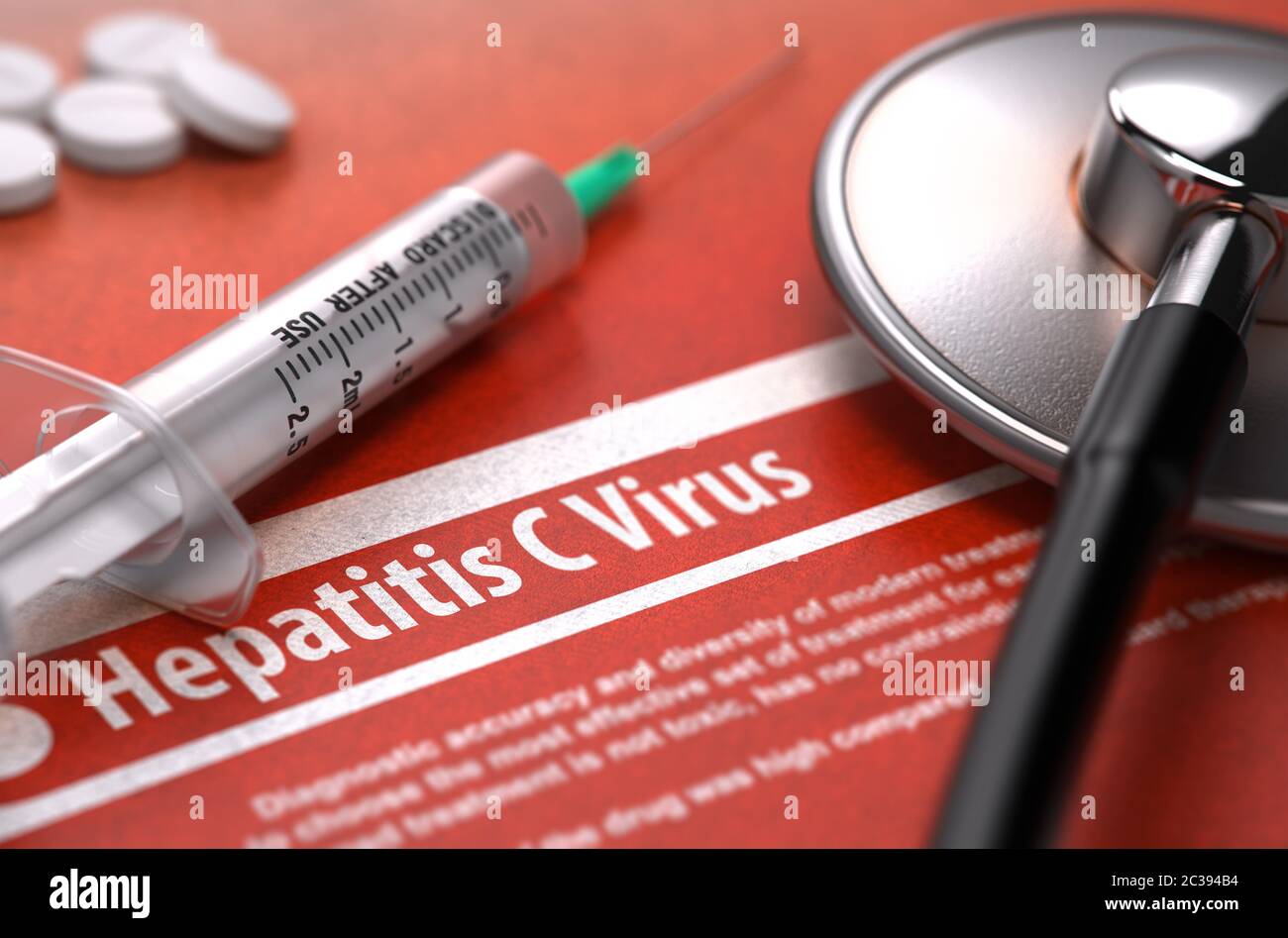 Virus dell'epatite C - concetto medico con testo sfocato, stetoscopio, pillole e siringa su sfondo arancione. Messa a fuoco selettiva. Rendering 3D. Foto Stock