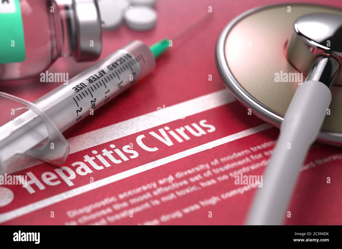Virus dell'epatite C - Diagnosi stampata con testo sfocato su sfondo rosso e composizione medica - stetoscopio, pillole e siringa. Concetto medico. 3 Foto Stock