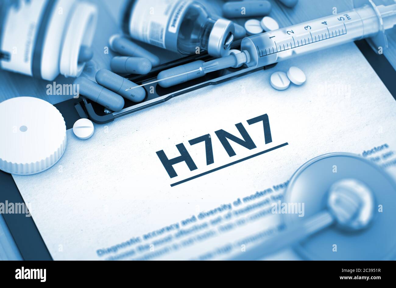 H7N7 - Diagnosi stampata con testo sfocato. Diagnosi H7N7, concetto medico. Composizione di medicamenti. Immagine a toni. Rendering 3D. Foto Stock