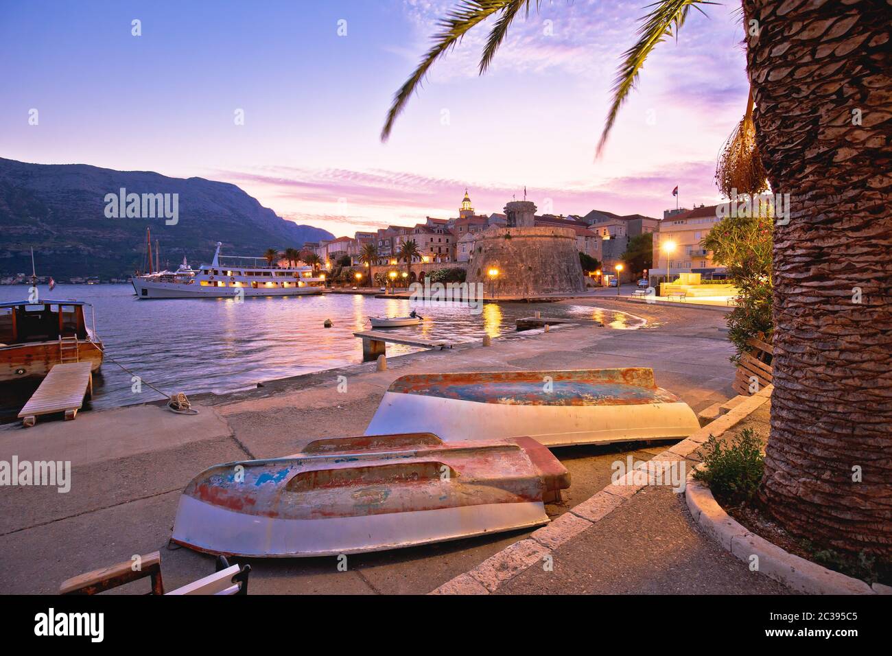 La spiaggia di Korcula e la costa, con una colorata vista serale Foto Stock