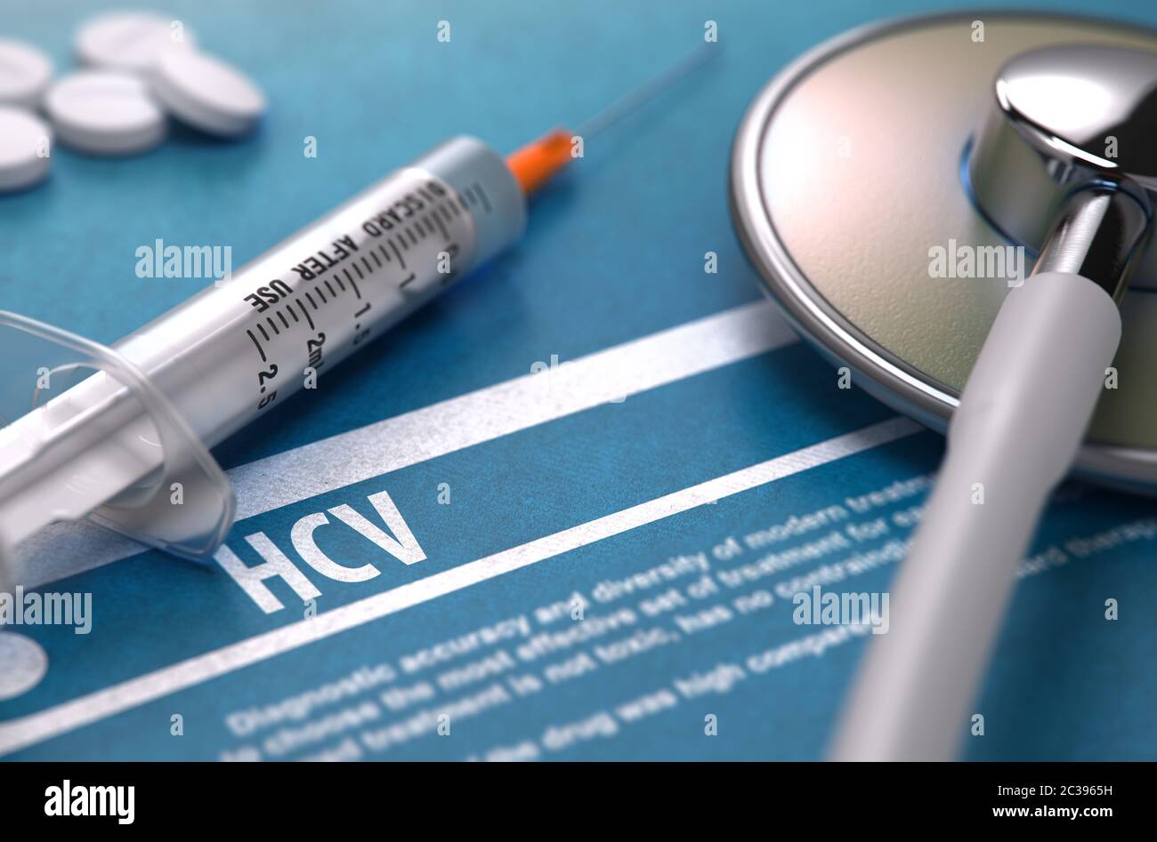 Diagnosi - HCV - virus dell'epatite C. Concetto medico su sfondo blu con testo sfocato e composizione di pillole, siringa e stetoscopio. Selettivo Foto Stock