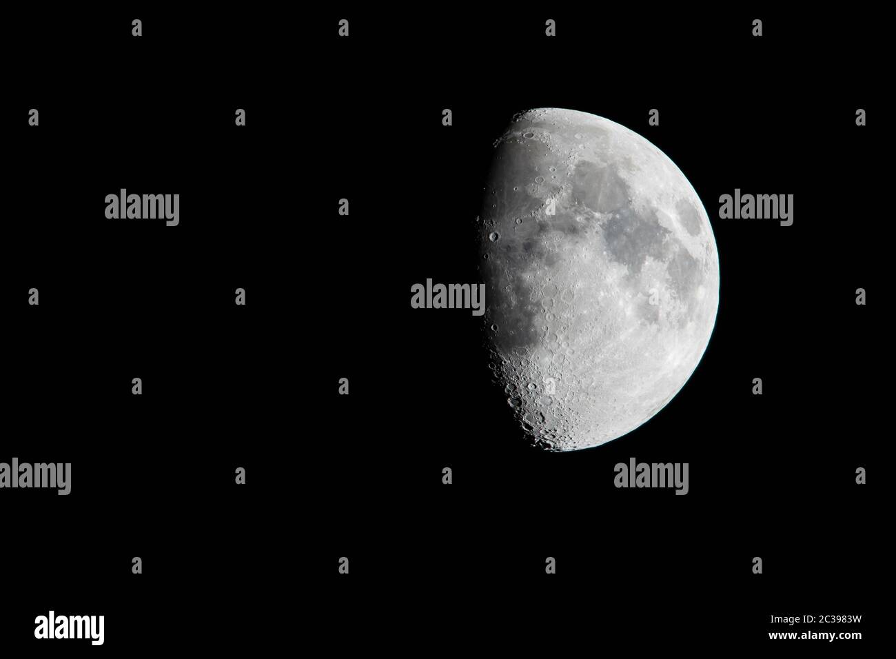 Mezza luna nel cielo nero Foto Stock