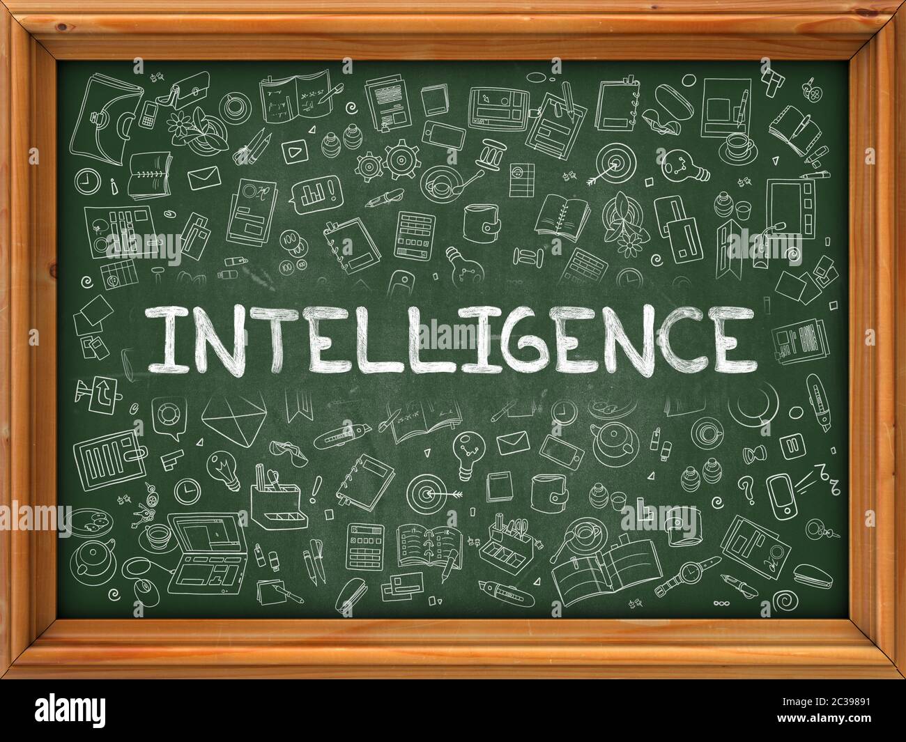 Intelligenza - mano disegnata sulla lavagna verde con icone Doodle intorno. Illustrazione moderna con stile Doodle Design. Foto Stock