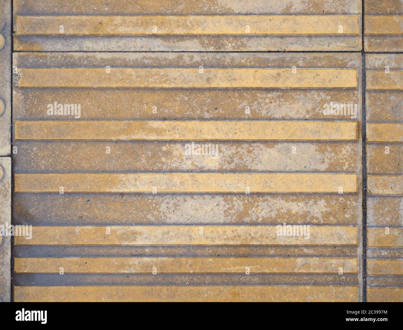 pavimentazione tattile con avvertenze rilevabili per le persone cieche Foto Stock