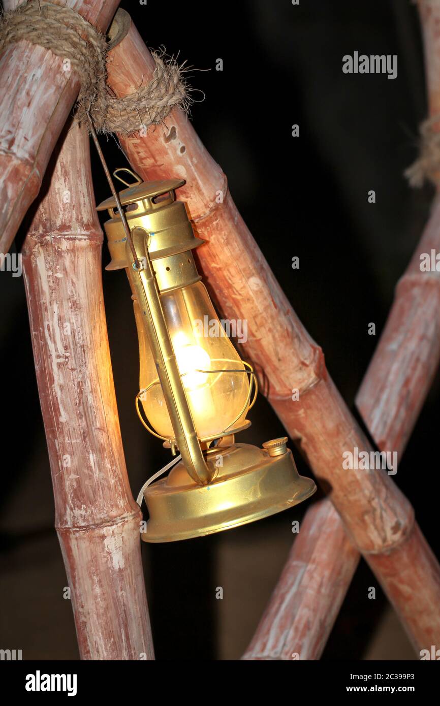 una lampada per petrolio illumina un percorso Foto Stock